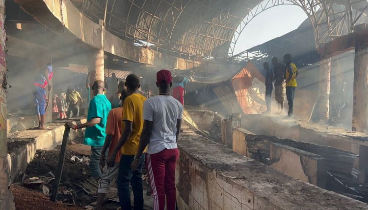Incendie au marché Saint Maur Des Fossés de Boucotte à Ziguinchor (2)