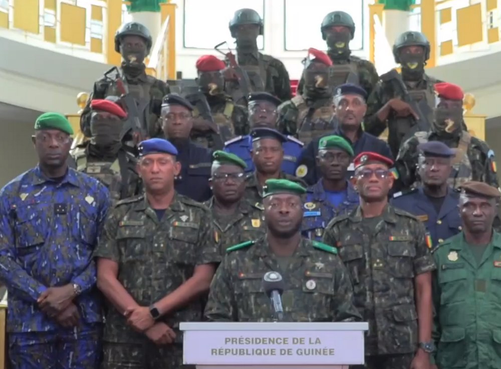 Le président de la transition de la Guinée Mamadi Doumbouya dissout le gouvernement
