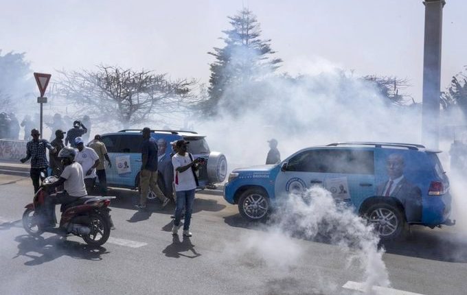 Report de la présidentielle au Sénégal , ça chauffe à Dakar entre forces de l'ordre et manifestants