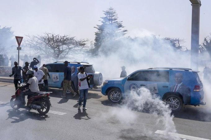 Report de la présidentielle au Sénégal , ça chauffe à Dakar entre forces de l'ordre et manifestants
