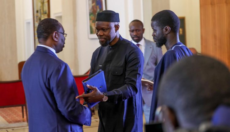 Palais - Le Président sortant Macky Sall a reçu ce jeudi son successeur, le Président Bassirou Diomaye Faye (6)