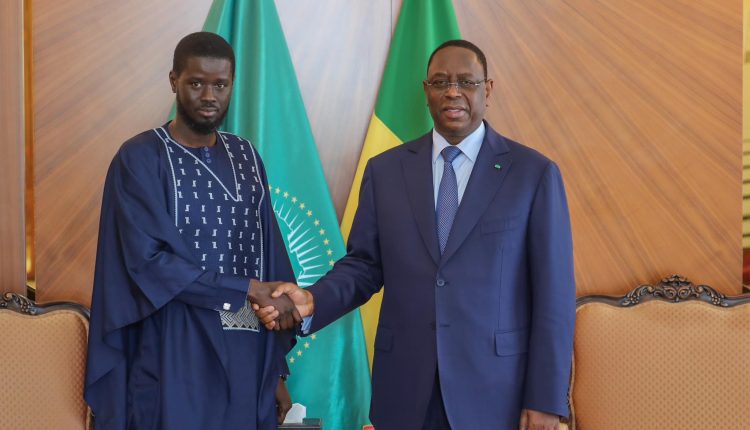 Palais - Le Président sortant Macky Sall a reçu ce jeudi son successeur, le Président Bassirou Diomaye Faye (7)