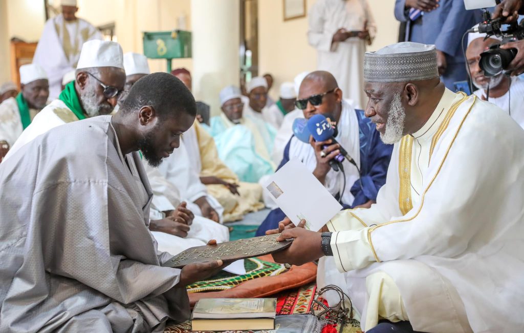 Le président Bassirou Diomaye Faye à la Mosquée Omarienne (1)