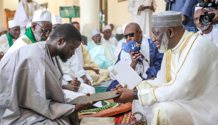 Le président Bassirou Diomaye Faye à la Mosquée Omarienne (1)