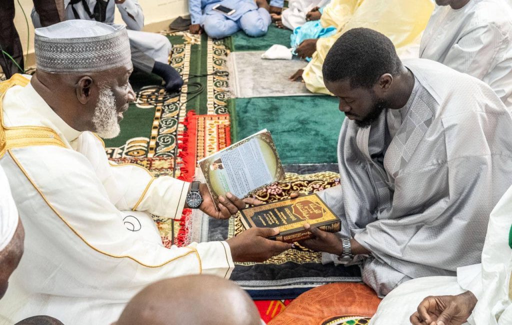 Le président Bassirou Diomaye Faye à la Mosquée Omarienne (4)