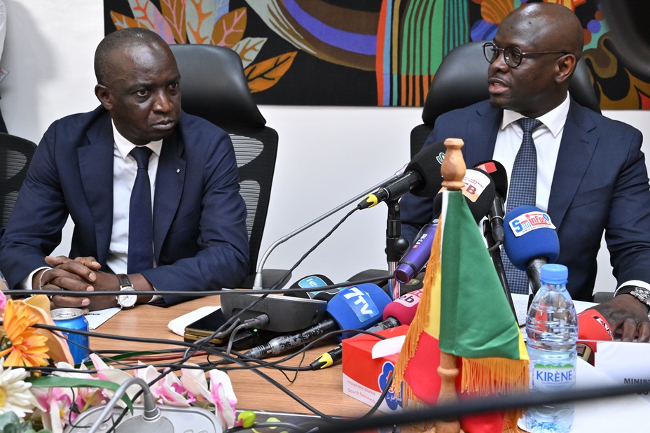 Passation de service au Ministère des Finances et du Budget, Mamadou Moustapha Ba et ministre Cheikh Diba (4)