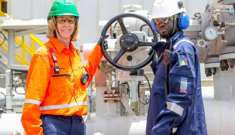 Le président Bassirou Diomaye Faye assiste à la production des premiers barils de pétrole sur la plateforme Sangomar (1)